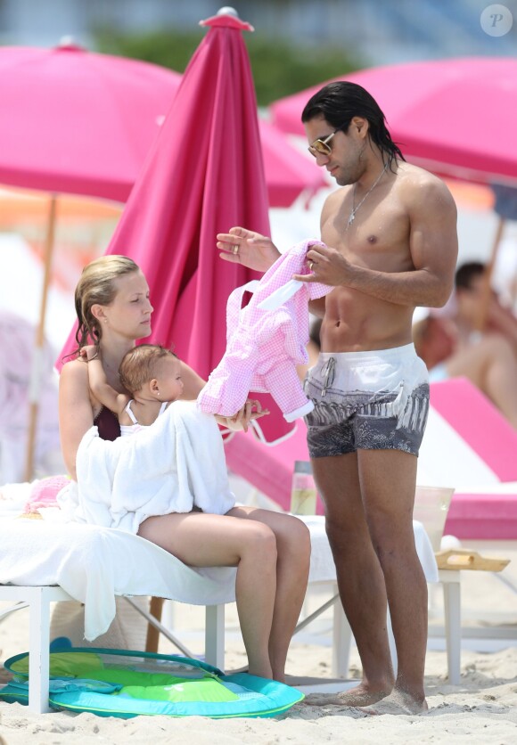 Radamel Falcao, sa petite Dominique et son épouse Lorelei Taron sur la plage à Miami, le 20 juin 2014