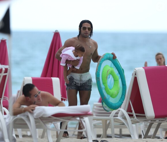 Radamel Falcao, sa petite Dominique et son épouse Lorelei Taron sur la plage à Miami, le 20 juin 2014