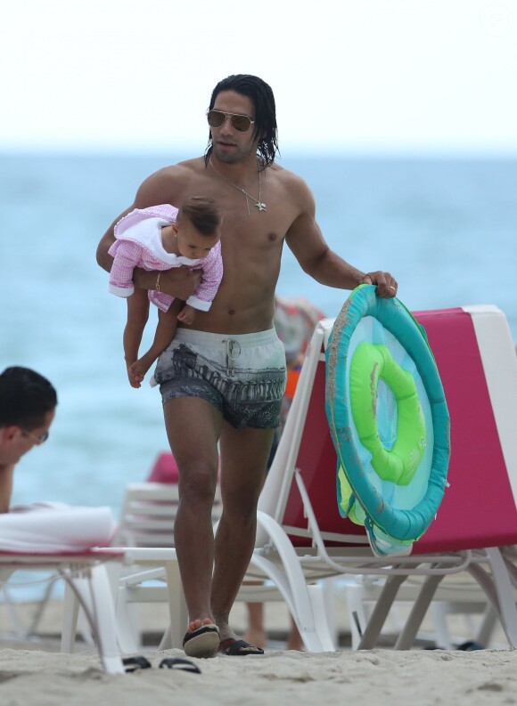 Radamel Falcao, sa petite Dominique et son épouse Lorelei Taron sur la plage à Miami, le 20 juin 2014