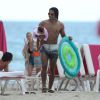 Radamel Falcao, papa attentionné avec sa petite Dominique sur la plage à Miami, le 20 juin 2014