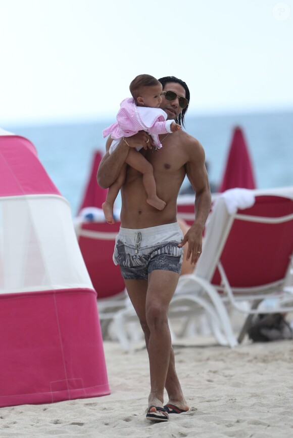 Radamel Falcao, sa petite Dominique et son épouse Lorelei Taron sur la plage à Miami, le 20 juin 2014