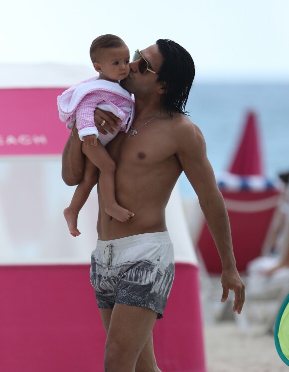 Radamel Falcao et sa petite Dominique sur la plage de Miami, le 20 juin 2014