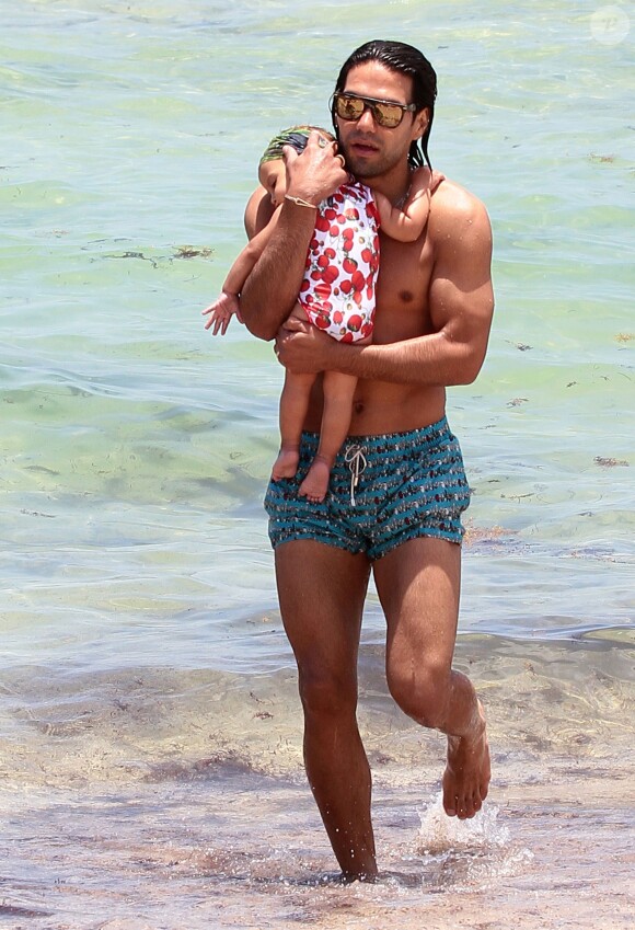 Radamel Falcao profite de ses vacances à Miami avec son épouse Lorelei et sa fille Dominique le 21 juin 2014