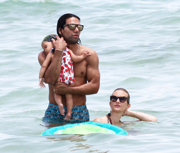 Radamel Falcao profite de ses vacances à Miami avec son épouse Lorelei et sa fille Dominique le 21 juin 2014
