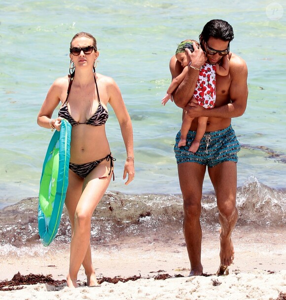 Radamel Falcao, papa poule, profite de ses vacances à Miami avec son épouse Lorelei le 21 juin 2014