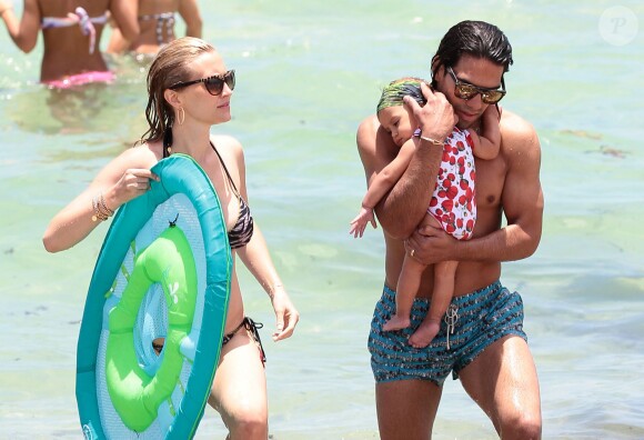 Radamel Falcao profite de ses vacances à Miami avec son épouse Lorelei et sa fille Dominique le 21 juin 2014