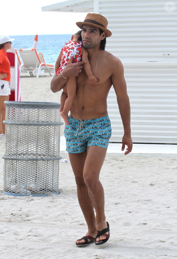 Radamel Falcao profite de ses vacances à Miami avec son épouse Lorelei et sa fille Dominique le 21 juin 2014