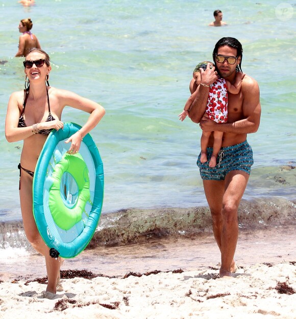 Radamel Falcao profite de ses vacances à Miami avec son épouse Lorelei et sa fille Dominique le 21 juin 2014