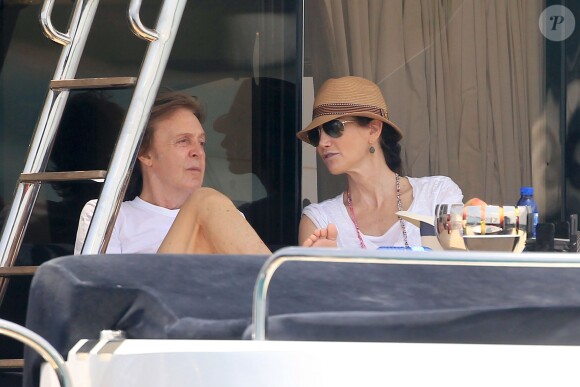 Paul McCartney et son épouse Nancy Shevell passent un moment sur un bateau pendant leurs vacances à Ibiza, le 23 juin 2014.