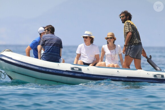 Paul McCartney et sa femme Nancy passent un moment sur un bateau pendant leurs vacances à Ibiza, le 23 juin 2014.
