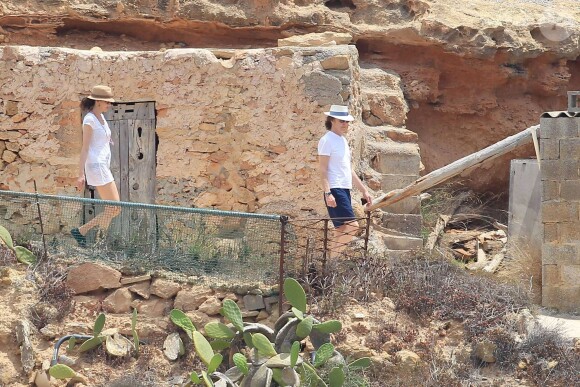 Paul McCartney et sa femme Nancy Shevell passent un moment sur un bateau pendant leurs vacances à Ibiza, le 23 juin 2014.