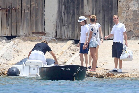 Paul McCartney et sa femme Nancy Shevell passent un moment sur un bateau pendant leurs vacances à Ibiza, le 23 juin 2014.