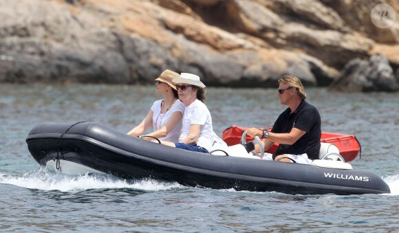 Paul McCartney et sa femme Nancy Shevell passent un moment sur un bateau pendant leurs vacances à Ibiza, le 23 juin 2014.