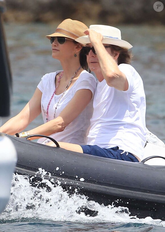 Paul McCartney et sa femme Nancy Shevell passent un moment sur un bateau pendant leurs vacances à Ibiza, le 23 juin 2014.