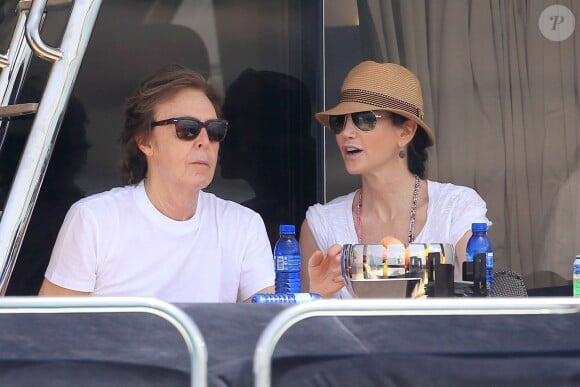 Paul McCartney et sa femme Nancy Shevell passent un moment sur un bateau pendant leurs vacances à Ibiza, le 23 juin 2014.
