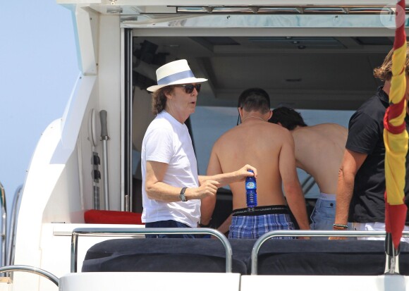 Paul McCartney et sa femme Nancy Shevell passent un moment sur un bateau pendant leurs vacances à Ibiza, le 23 juin 2014.