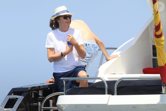 Paul McCartney et sa femme Nancy Shevell passent un moment sur un bateau pendant leurs vacances à Ibiza, le 23 juin 2014.