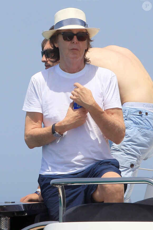 Paul McCartney et sa femme Nancy Shevell passent un moment sur un bateau pendant leurs vacances à Ibiza, le 23 juin 2014.