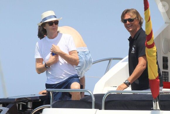 Paul McCartney et sa femme Nancy Shevell passent un moment sur un bateau pendant leurs vacances à Ibiza, le 23 juin 2014.