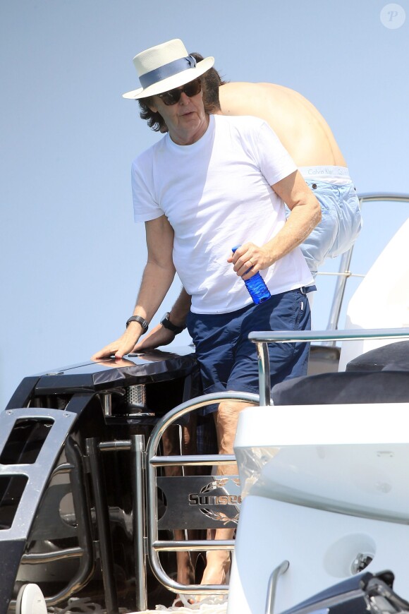 Paul McCartney et sa femme Nancy Shevell passent un moment sur un bateau pendant leurs vacances à Ibiza, le 23 juin 2014.