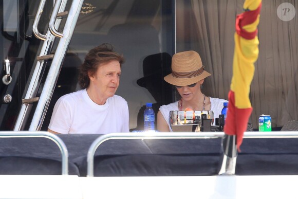 Paul McCartney et sa femme Nancy Shevell passent un moment sur un bateau pendant leurs vacances à Ibiza, le 23 juin 2014.