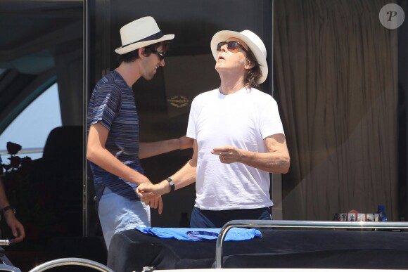 Paul McCartney et sa femme Nancy Shevell passent un moment sur un bateau pendant leurs vacances à Ibiza, le 23 juin 2014.