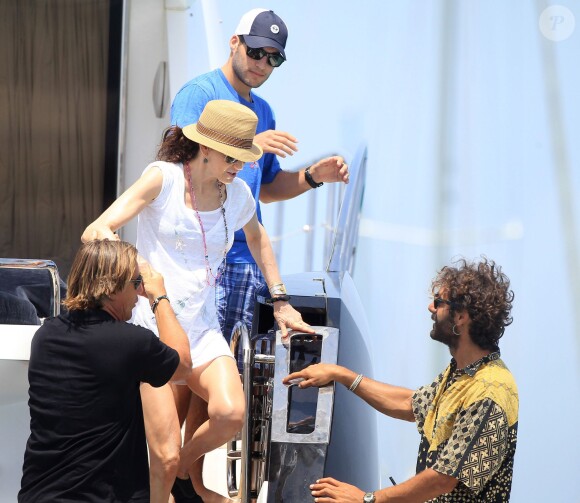 Paul McCartney et sa femme Nancy Shevell passent un moment sur un bateau pendant leurs vacances à Ibiza, le 23 juin 2014.