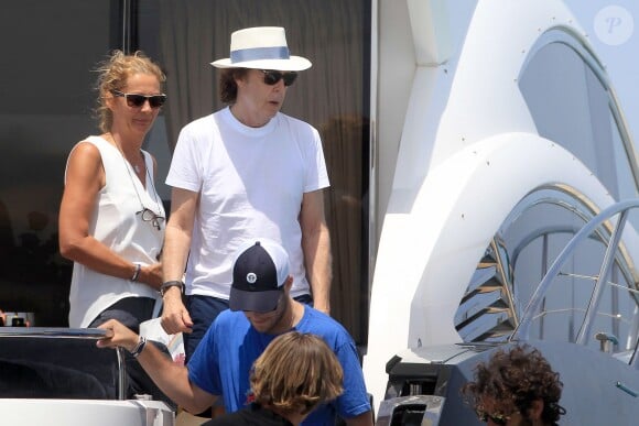 Paul McCartney et sa femme Nancy Shevell passent un moment sur un bateau pendant leurs vacances à Ibiza, le 23 juin 2014.
