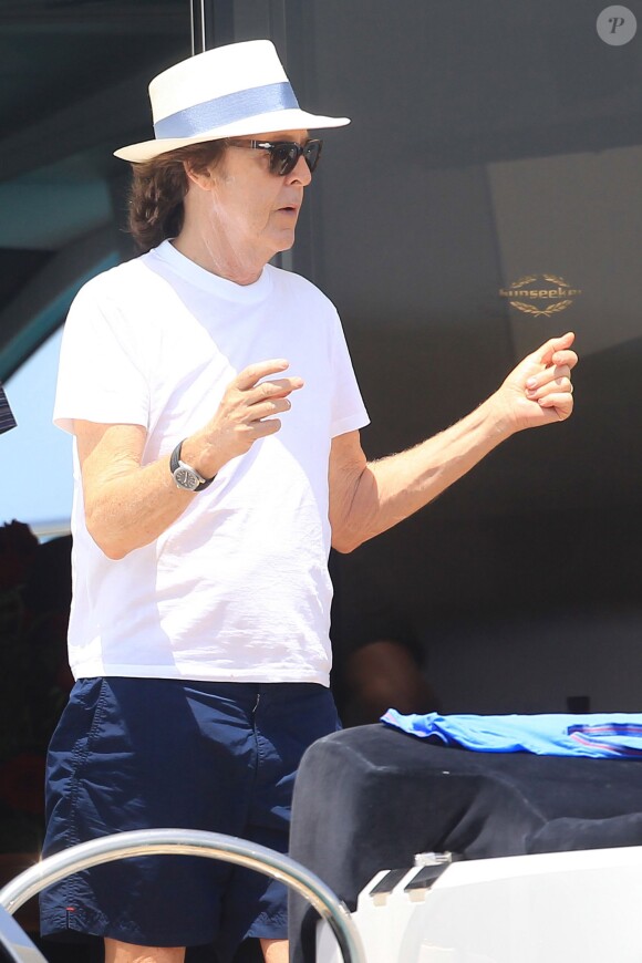 Paul McCartney et sa femme Nancy Shevell passent un moment sur un bateau pendant leurs vacances à Ibiza, le 23 juin 2014.