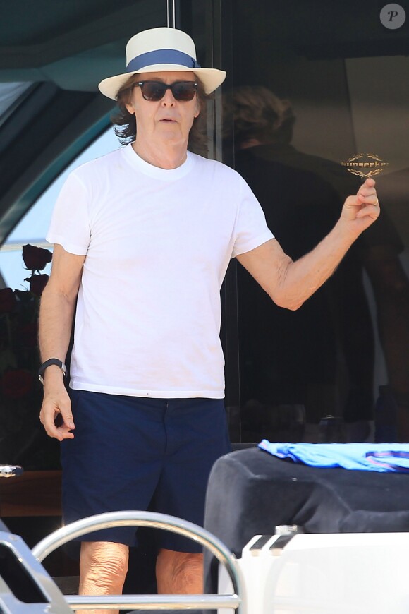 Paul McCartney et sa femme Nancy Shevell passent un moment sur un bateau pendant leurs vacances à Ibiza, le 23 juin 2014.