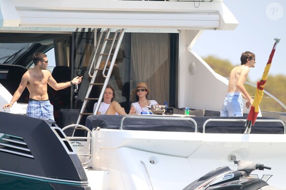 Paul McCartney et sa femme Nancy Shevell passent un moment sur un bateau pendant leurs vacances à Ibiza, le 23 juin 2014.