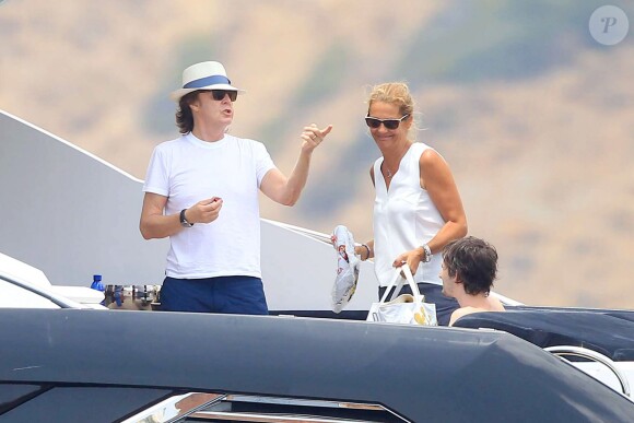 Paul McCartney et sa femme Nancy Shevell passent un moment sur un bateau pendant leurs vacances à Ibiza, le 23 juin 2014.