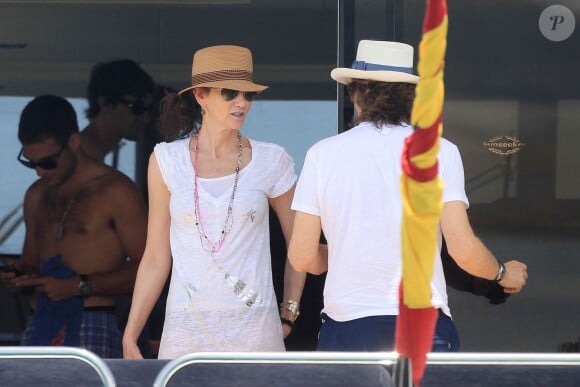 Paul McCartney et sa femme Nancy Shevell passent un moment sur un bateau pendant leurs vacances à Ibiza, le 23 juin 2014.