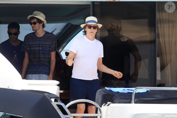 Paul McCartney et sa femme Nancy Shevell passent un moment sur un bateau pendant leurs vacances à Ibiza, le 23 juin 2014.