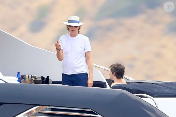 Paul McCartney et sa femme Nancy Shevell passent un moment sur un bateau pendant leurs vacances à Ibiza, le 23 juin 2014.