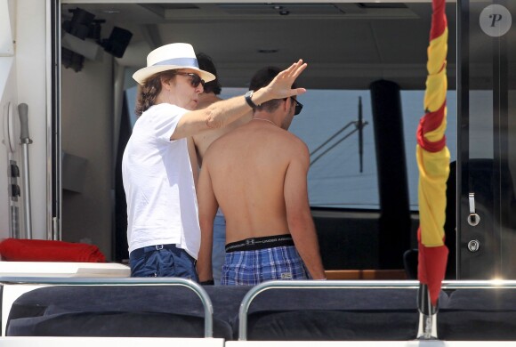 Paul McCartney et sa femme Nancy Shevell passent un moment sur un bateau pendant leurs vacances à Ibiza, le 23 juin 2014.