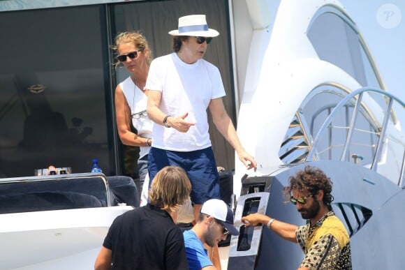 Paul McCartney et sa femme Nancy Shevell passent un moment sur un bateau pendant leurs vacances à Ibiza, le 23 juin 2014.