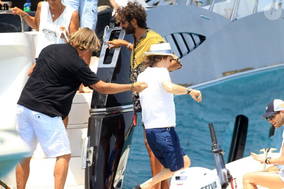 Paul McCartney et sa femme Nancy Shevell passent un moment sur un bateau pendant leurs vacances à Ibiza, le 23 juin 2014.