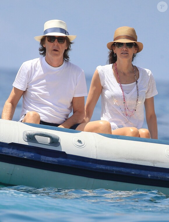 Paul McCartney et sa femme Nancy Shevell passent un moment sur un bateau pendant leurs vacances à Ibiza, le 23 juin 2014.