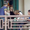 Kristen Bell et Dax Shepard sont allés déjeuner avec leur fille Lincoln et d'autres membres de la famille à Hawaï, le 17 mars 2014
