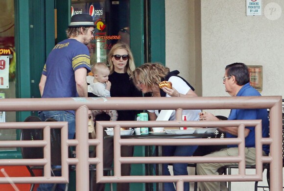 Kristen Bell et Dax Shepard sont allés déjeuner avec leur fille Lincoln et d'autres membres de la famille à Hawaï, le 17 mars 2014