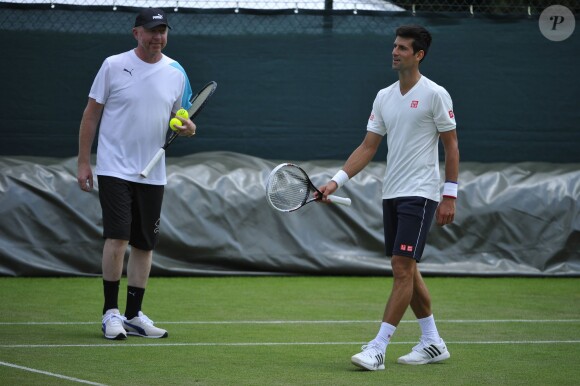 Boris Becker et Novak Djokovic lors d'un entraînement au All England Lawn Tennis and Croquet Club de Wimbledon à Londres le 21 juin 2014