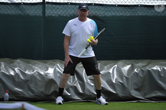Boris Becker lors d'un entraînement de Novak Djokovic au All England Lawn Tennis and Croquet Club de Wimbledon à Londres le 21 juin 2014