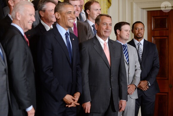 Tiger Woods, légèrement crispé lors d'une réception organisée à la Maison Blanche en l'honneur de l'équipe de la Presidents Cup, en compagnie de Barack Obama, le 24 juin 2014 à Washington