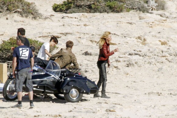 Dure journée de travail sur la plage ! Kate Moss pendant un shooting à Ibiza en Espagne. Le 25 juin 2014