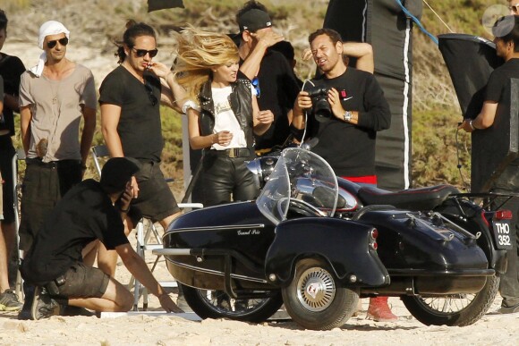 Kate Moss bikeuse chic pendant un shooting à Ibiza en Espagne. Le 25 juin 2014