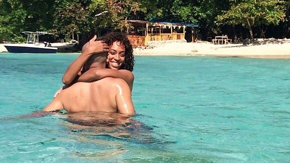 Solange Knowles : Radieuse dans les bras de son chéri, en vacances au soleil