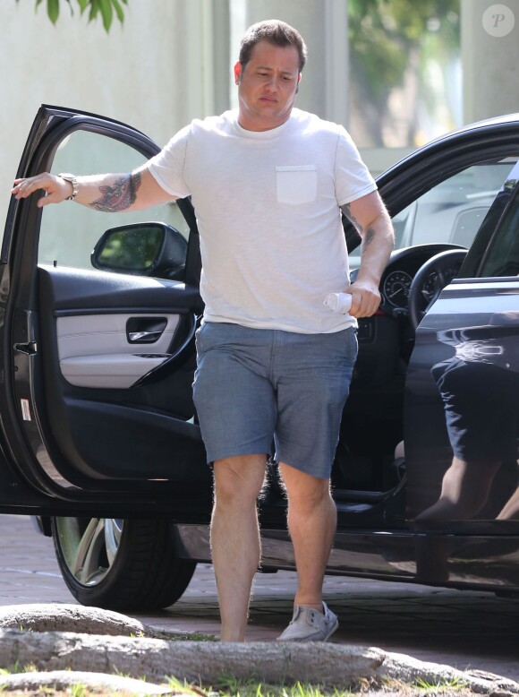 Exclusif - Chaz Bono, très aminci, rentre chez lui après avoir fait des courses à Hollywood, le 24 juin 2014.