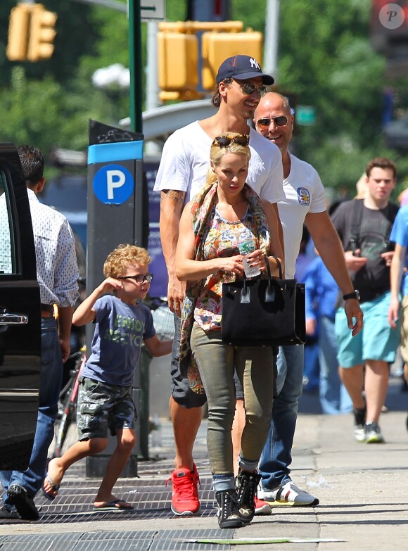 Zlatan Ibrahimovic, papa heureux aux côtés de sa compagne Helena Seger et leurs fils Maximilian et Vincent dans les rues de Manhattan à New York, le 25 juin 2014