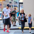 Zlatan Ibrahimovic, sa compagne Helena Seger et leurs fils Maximilian et Vincent dans les rues de Manhattan à New York, le 25 juin 2014